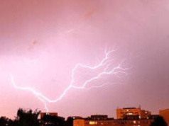 Nadchodzą burze z gradem. Ostrzeżenie dla pięciu powiatów