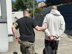 Podpalał drzwi sąsiadom i stosował groźby karalne. Znów trafił do policyjnej celi
