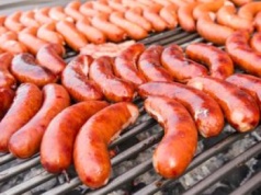 Polacy wrzucają je na grilla. Jeden składnik zamieni kiełbaski w truciznę