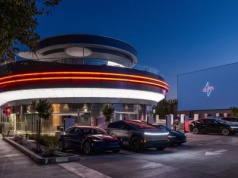 W Los Angeles otwarto retro-futurystyczny lokal Tesli. Łączy on stację Supercharger z kinem samochodowym i restauracją