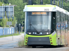 Nowy, kultowy głos w komunikacji miejskiej w Olsztynie. Zapowiada jeden z przystanków