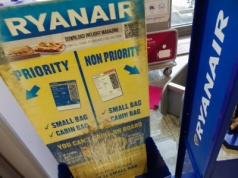 53 walizki w miesiącu i będzie premia. To dlatego Ryanair sprawdza bagaże