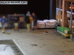 Wyciągnęli mężczyznę ze stacji paliw i zaczęli go bić. Po chwili zaatakowali inną osobę