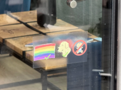Dziecko przekreślone, piesek i LGBT nie. Kiedyś straszyły tęcze, dziś maluchy