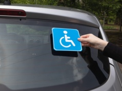 Z tym orzeczeniem należy się skrócony czas pracy, karta parkingowa i zasiłek pielęgnacyjny