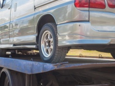 Samochód uszkodzony w transporcie? Oto, jak szybko uzyskać odszkodowanie