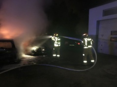 Nocny pożar samochodów na terenie warsztatu samochodowego