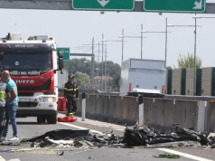 Dramat na autostradzie. Samolot runął na drogę