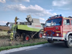 Pożar maszyny rolniczej na polu