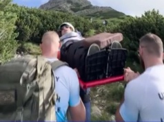 Filip z porażeniem mózgowym zdobył Giewont z pomocą wolontariuszy