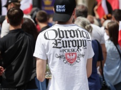 Wyznawcy Brauna na występie tancerzy z Afryki. 