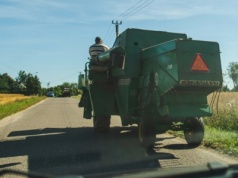 Kombajn na drodze bez tablic. Kierowcy nie wiedzą o co chodzi