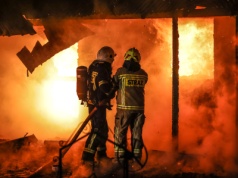 Pożar w budynku socjalnym: na miejscu kilka jednostek straży pożarnej
