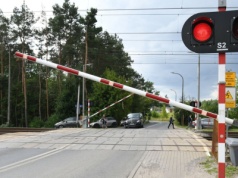 Dzieci utknęły na przejeździe kolejowym. Chwilę później nadjechał pociąg