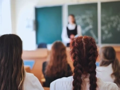 Samorządy naciskają na MEN. Chodzi o nadgodziny nauczycieli