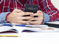 Zakaz korzystania ze smartfonów storpeduje lekcje informatyki. Problem z projektem ustawy