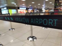 Lotnisko. W akcji użyto kombinezon pirotechniczny oraz psa służbowego