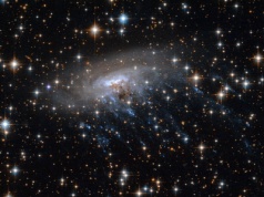 Astronomowie uchwycili galaktykę spiralną z poprzeczką w gwiazdozbiorze Trójkąta Południowego