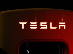 Tesla na zakręcie. Akcje i sprzedaż w dół