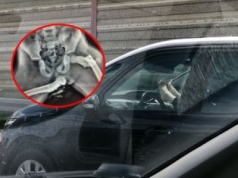 Stopy na desce rozdzielczej? Ta wakacyjna praktyka może skończyć się tragicznie