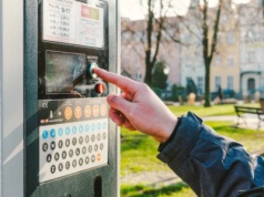 Płatność gotówką w parkomacie? Ministerstwo odpowiada na apel rzecznika