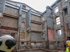 Kamienica w Bogucicach bez dachu. Rozkręca się budowa Centrum Himalaizmu