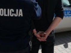 Szokujące zajście w kościele w Olsztynie. Mężczyzna zniszczył zabytkowy krzyż i pluł na ołtarz