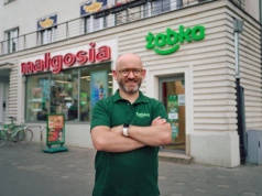 Historyczny neon „Małgosia” znów świeci na Żoliborzu