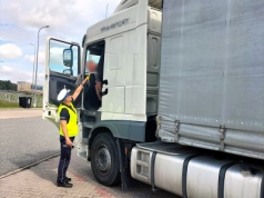 Policji patrzy uważnie na kierowców ciężarówek. Im nie wolno się wyprzedzać! [wideo]