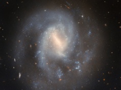 Teleskop Hubble'a zobrazował galaktykę spiralną z poprzeczką w gwiazdozbiorze Wielkiej Niedźwiedzicy