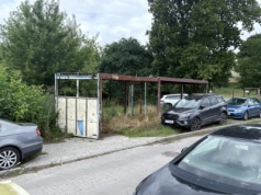 Przewodniczący dzielnicy obstawił kontenerami nie swoją działkę. „To będzie galeria sztuki”