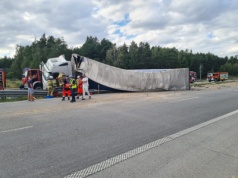 Wypadek na autostradzie A1. Ciężarówka przewróciła się na samochód