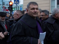 Pozwał sąd o pieniądze na zęby, domagał się zwrotu alimentów od córki. Oto nowy minister sprawiedliwości!