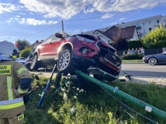 Zdejmowali samochód z latarni. Nietypowa akcja straży pożarnej [ZDJĘCIA]