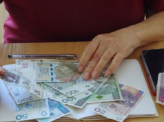 Seniorzy mają czas do końca miesiąca. Inaczej 350 zł z ZUS przejdzie im koło nosa
