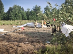 „Pirat” spadł na łąkę. Szybowiec rozleciał się na kawałki