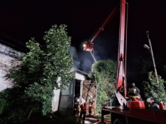 Nocny pożar hali w Garbowie opanowany. Z ogniem walczyło łącznie 25 zastępów straży pożarnej [ZDJĘCIA]