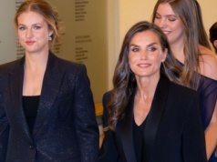 Wyszła razem z córką i skradła uwagę. Wszyscy patrzyli tylko na królową