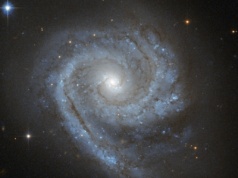 Astronomowie uchwycili galaktykę spiralną w gwiazdozbiorze Kompasu