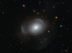 Teleskop Hubble'a zobrazował galaktykę eliptyczną w gwiazdozbiorze Węża Wodnego