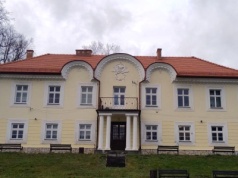 Przyszkolne boisko w Ryglicach do kompletnego remontu. Powiat tarnowski rozpoczyna procedurę przetargową