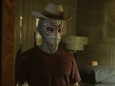Resident Alien anulowany po 4. sezonie. Polacy pokochali serial na Netfliksie