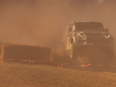 Tak wygląda terenowa bestia Brytyjczyków! Defender D7X-R pokazany publicznie