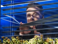 Znamy dalsze losy serialu Resident Alien. Produkcja skasowana po 4. sezonie