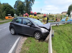 Rozbite trzy auta i kierowca z obrażeniami twarzy — wypadek z udziałem ciężarówki