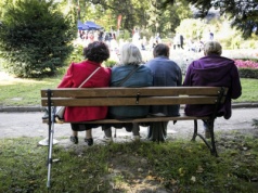 Termin jest tylko do końca lipca. Seniorzy mogą stracić 350 zł, jeśli się spóźnią