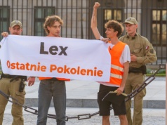 Aktywiści Ostatniego Pokolenia weszli na teren Pałacu Prezydenckiego, chcieli przykleić swoją ustawę do pomnika