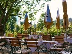 Ogródek letni przy restauracji i kawiarni. Jakie są koszty w 2025 roku