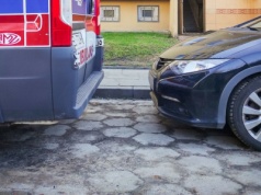 Zablokował autem przejazd karetce. Ratownicy ruszyli pieszo i zostawi mu list