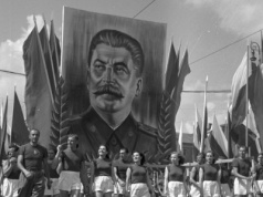 Komuniści na początku się maskowali. Bierut nawet się przeżegnał